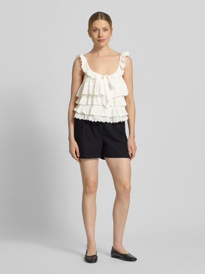 Frauenmodel trägt Regular Fit Blusentop mit Volants Modell 'SANDY' von Vero Moda, Optik: Unifarben, Lochstickerei, reine Baumwolle, Ganzkörperansicht von vorne.