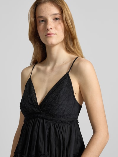 Frauenmodel trägt schwarzes Slim Fit Top aus reiner Baumwolle Modell 'TARIA' von Only, Damen Top, Nahaufnahme Oberkörper.