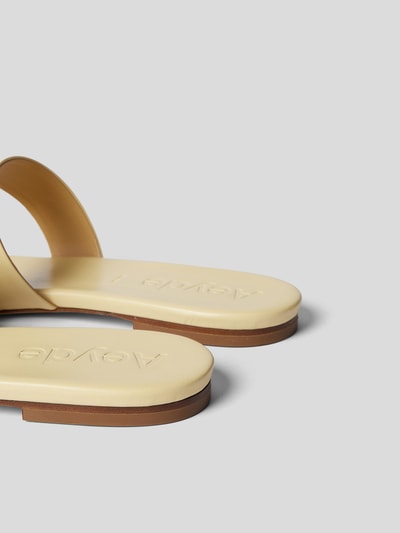 Aeyde Pantoletten mit Label-Prägung Beige 3