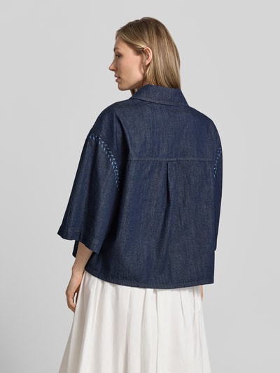 Vrouwenmodel draagt donkerblauwe jeansblouse van puur katoen, boxy fit Boxy Fit Jeansbluse aus reiner Baumwolle Modell 'ALARE' van Weekend Max Mara, dames jeansblouse. Ganzkörperansicht Rückansicht.