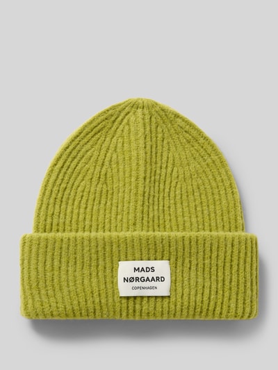 Productfoto, Beanie uit wolmix model 'Tosca Anju' van MADS NØRGAARD, elastisch, brede omslag, ribstructuur, labelpatch