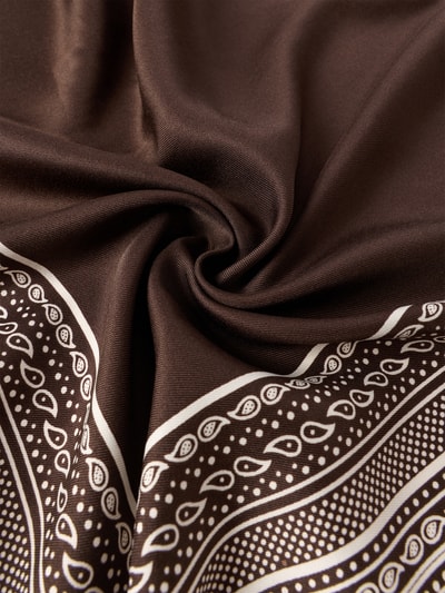 Produktfoto, brauner Dreiecksschal mit weißen eingefassten Abschlüssen und Paisley-Muster, Schal mit eingefassten Abschlüssen Modell 'VIHANA' von b.young, strukturierte Oberfläche, Damen Schal, Breite 70 cm, Länge 147 cm