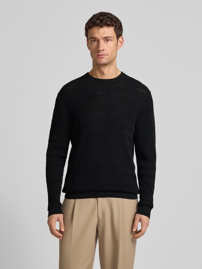 Männermodel trägt Regular Fit Strickpullover mit Rundhalsausschnitt von Antony Morato aus reiner Baumwolle, Strukturmuster, Ganzkörperansicht von vorne.
