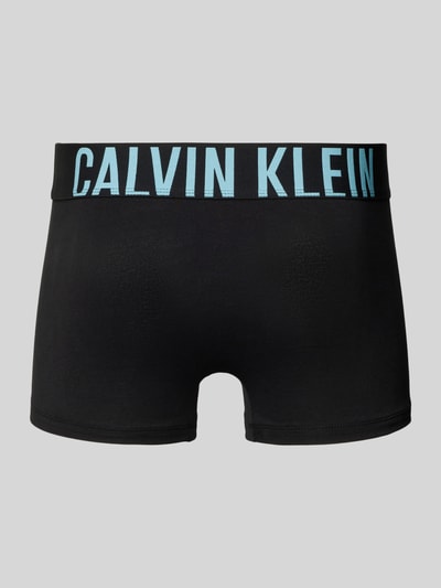 Männermodel trägt Trunks im 3er-Pack mit elastischem Logo-Bund von Calvin Klein Underwear, Schwarz, Baumwoll-Mix, Ganzkörperansicht Rückansicht.