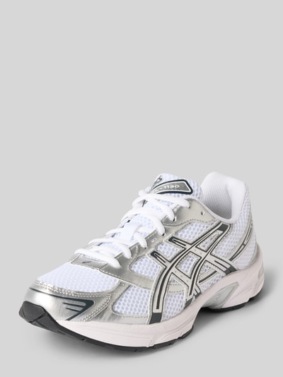 Produktfoto, Sneaker mit Kontrastbesatz von ASICS, weiß-silber, abgerundete Passform, Schnürverschluss, profilierte Sohle, Damen Sneaker, Kontext: Absatzhöhe 3 cm, Schafthöhe 7 cm, Schaftweite 9 cm