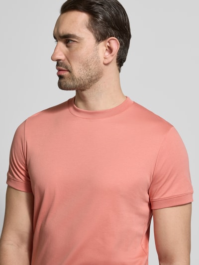 Männermodel trägt T-Shirt mit Rundhalsausschnitt von RAGMAN in Unifarbenes-Design, Slim-Fit, Reine Baumwolle, Nahaufnahme Oberkörper. Rückenlänge 70 cm bei Größe M.
