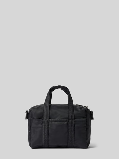 Produktfoto, Tasche mit Logo-Patch Modell 'Otis' von Carhartt Work In Progress in Schwarz, abnehmbare Schulterriemen, glatte Textur, Steckfächer, Reißverschluss, Größe 17x17x9 cm, Hauptfach und Seitenfächer erkennbar, neutraler Hintergrund.