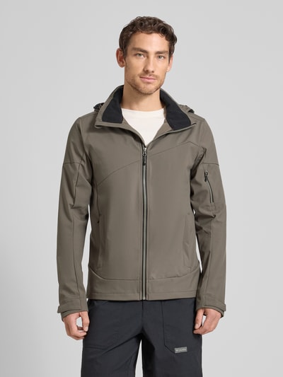 Männermodel trägt regular fit heren jack met capuchon model 'BARMSTEDT' van Icepeak, logoprint, mouwzak, steekzakken, ritssluiting, opstaande kraag, ruglengte 78 cm, schouderbreedte 43 cm, borstwijdte 54 cm, mouwlengte 71 cm, kleurenmix van olijfgroen en zwart, gladde textuur, ganzkörperansicht van voren.
