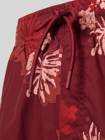 Produktfoto, rote Regular Fit Badeshorts mit Allover-Animal-Print Modell 'Maui' von Jack & Jones, elastischer Bund mit Tunnelzug, Detailaufnahme