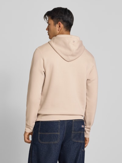 Männermodel trägt Hoodie mit Label-Print Modell 'JPRBLUARCHIE' von JACK & JONES in Beige, lockerer Schnitt, Baumwoll-Mix, Ganzkörperansicht Rückansicht.