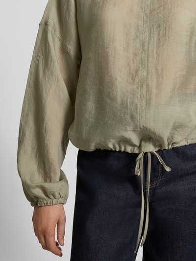 Frauenmodel trägt Bluse mit überschnittenen Schultern Modell 'Filla' von OPUS, Lyocell-Mix, Loose Fit, Nahaufnahme Oberkörper.