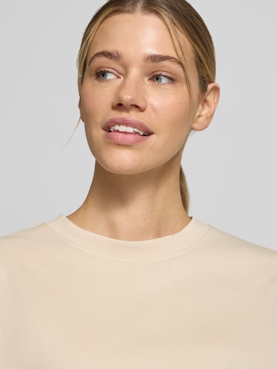 Männermodel trägt Sweatshirt mit Rundhalsausschnitt Modell 'Saida' von FREE/QUENT aus reiner Bio-Baumwolle, relaxed fit, Nahaufnahme Oberkörper
