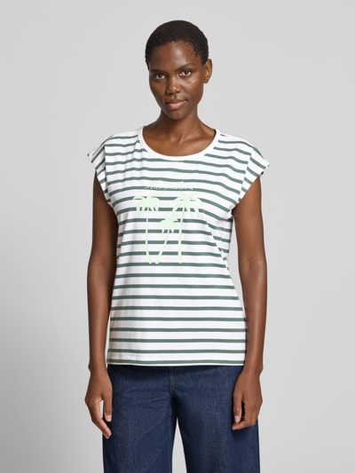 Kobiece model prezentuje T-shirt z motywem palm, białe i zielone paski, krój regular fit, FREE/QUENT, Nahaufnahme Oberkörper, model 'Fenjal', bawełna bio-elastan, długość tyłu w rozmiarze S: 63 cm