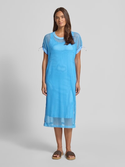 Frauenmodel trägt semitransparentes Midikleid mit Rundhalsausschnitt von Marc Cain in Himmelblau, Material-Mix, gerader Schnitt, Ganzkörperansicht von vorne.