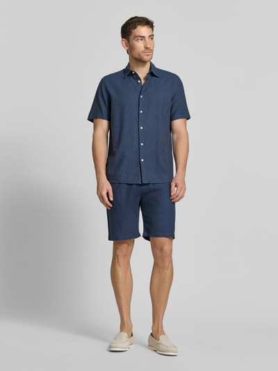 Mannenmodel draagt Regular Fit Freizeithemd aus Leinen-Baumwoll-Mix van MCNEAL in donkerblauw, effen, kentkraag, knoopsluiting, korte mouw, casual stijl, Ganzkörperansicht van voren.