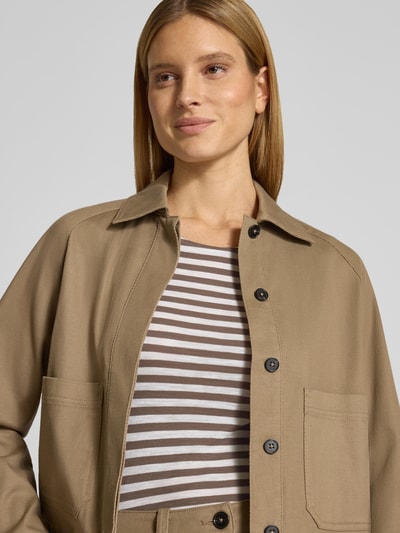 Frauenmodel trägt Slim Fit T-Shirt aus reiner Baumwolle von Marc O'Polo mit Optik:Allover-Muster, Passform: Slim-Fit, gestreift, Logo-Print, U-Boot-Ausschnitt, Kurzarm, in Beige und Weiß, Ganzkörperansicht von vorne.