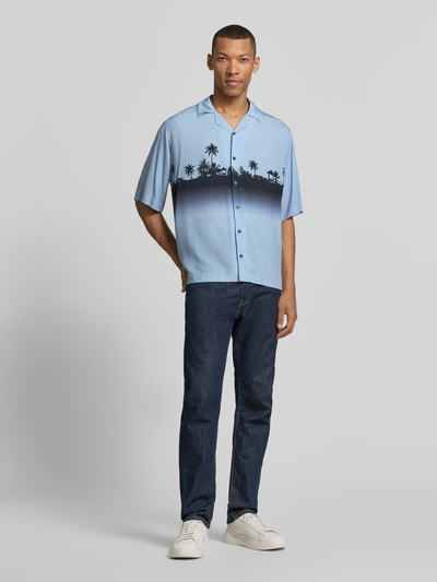 Männermodel trägt Regular Fit Freizeithemd aus reiner Viskose Modell 'LAPISY' von BOSS Orange, Mehrfarbig, Relaxed-Fit, Resortkragen, Knopfleiste, Ganzkörperansicht von vorne.