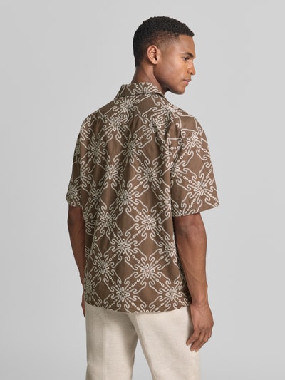Mannelijk model draagt Regular Fit vrijetijdsoverhemd uit mix van linnen en katoen van MCNEAL, bruine stof met witte stitchings, rugaanzicht, context: heren vrijetijdsoverhemd, mix van linnen en katoen, regular fit, stitchings, reverskraag, 1/2-mouwen, ruglengte maat M: 71 cm, schouderbreedte maat M: 46 cm, mouwlengte maat M: 26 cm.