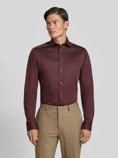 Männermodel trägt bordeauxfarbenes Modern Fit Businesshemd mit extra langem Arm von OLYMP, Heren zakelijk overhemd, Ganzkörperansicht von vorne