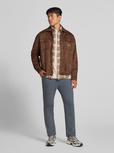 Männermodel trägt Regular Fit Freizeithemd mit Kentkragen Modell 'FIELD' von JACK & JONES, Baumwolle, kariert, Ganzkörperansicht von vorne. Rückenlänge 75 cm, Schulterbreite 48 cm, Ärmellänge 65 cm.