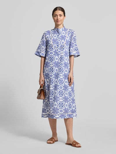 Frauenmodel trägt Midikleid mit verdeckter Knopfleiste Modell 'Desa' von JOOP! in Blau-Weiß, reiner Baumwolle, Ganzkörperansicht von vorne.