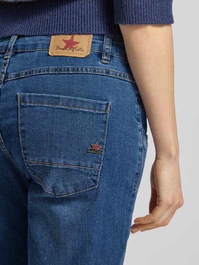 Frauenmodel trägt Straight Fit Jeans mit Eingrifftaschen von Buena Vista, blauer Baumwoll-Mix, sichtbare Gesäßtasche, Detailaufnahme Rückansicht.