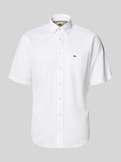 Produktfoto, Slim Fit Freizeithemd aus Leinen-Baumwoll-Mix von Fynch-Hatton, weiß, kurze Ärmel, Button-Down-Kragen, Brusttasche, Label-Stitching, Knopfleiste, Rückenlänge 74 cm, Schulterbreite 48 cm, Ärmellänge 26 cm, glatte Textur