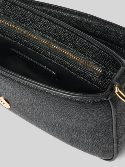 Produktfoto, czarna torebka z fakturowanej skóry, złoty zamek, model 'RYTA' od VALENTINO BAGS, zawieszka, detale z logo, szerokość w rozmiarze 1: 22 cm, długość w rozmiarze 1: 12 cm, głębokość w rozmiarze 1: 3 cm, długość paska na ramię w rozmiarze 1: 123 cm