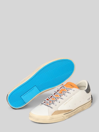 Produktfoto, Sneaker mit Logo-Detail Modell 'Distressed' von Crime London für Herren, weiße und beige Farben, profilierte Sohle, orange Schnürverschluss, abgerundete Passform, Absatzhöhe 4 cm, Schafthöhe 8 cm, Schaftweite 8 cm, blaue Untersohle, urbaner Stil.