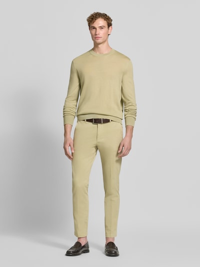 Mannelijk model draagt Slim Fit Chino uit katoenmix model 'Kaiton1' van BOSS, heren broek, zandkleur, ganzichaamsaanzicht van voren.