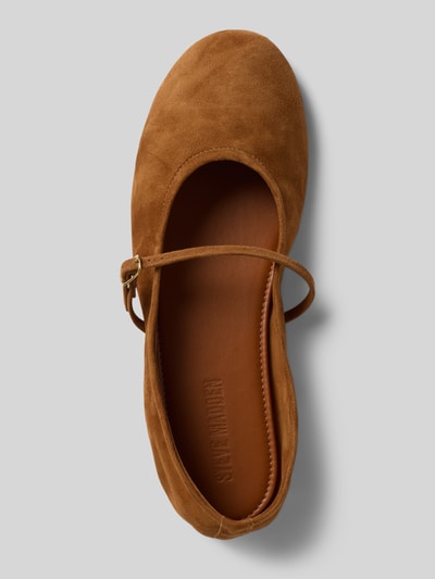 Produktfoto, baleriny z naturalnej skóry z paskiem, Model 'Besette' od Steve Madden, zaokrąglony czubek, sprzączka, wysokość obcasa 1 cm, wysokość cholewki 7 cm, szerokość w rozmiarze 40: 19 cm, brązowa faktura skóry