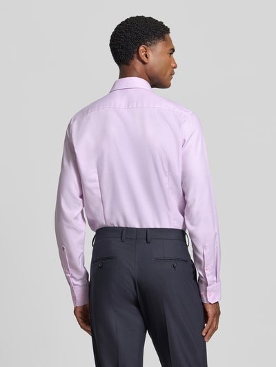 Männermodel trägt Slim Fit Businesshemd aus reiner Baumwolle Modell 'New Kent Patch' von Seidensticker in hellem Flieder, Ganzkörperansicht Rückansicht, Herren Businesshemd von Seidensticker.
