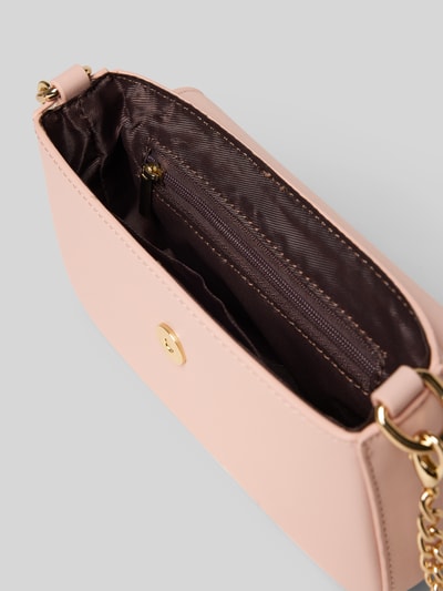 Produktfoto, Crossbody Bag mit Innenfach Modell 'VANJA' von Seidenfelt, jasnoróżowy odcień, złote okucia, faktura gładka, Szerokość w rozmiarze 1: 19 cm, długość: 12 cm, głębokość: 5 cm, długość paska: 115 cm, główna komora z klapką i magnetycznym zapięciem, odpinany pasek z łańcuszkiem, kieszeń wewnętrzna na zamek
