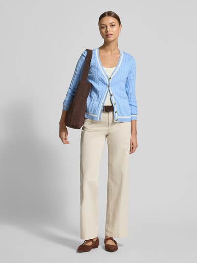 Vrouwenmodel draagt 'Strickjacke mit V-Ausschnitt' van Christian Berg Woman in lichtblauw, katoenmenging, regular fit, geribde boorden, knoopsluiting, vooraanzicht geheel lichaam.