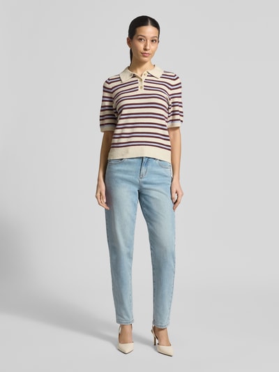 Frauenmodel trägt Mom Fit Jeans im 5-Pocket-Design Modell 'Carrot' von Buena Vista im hellblauen Baumwoll-Mix mit Straight Fit, Ganzkörperansicht von vorne.