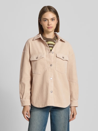 Frauenmodel trägt Loose Fit Hemdjacke aus reiner Baumwolle Modell 'TIGGY' von ONLY in Beige, Cord, unifarben, Ganzkörperansicht von vorne.