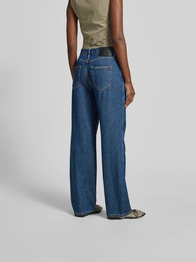 Frauenmodel trägt Straight Fit Jeans aus reinem Lyocell von Iro in Blau mit 5-Pocket-Design, Ziernaht und Knopf-Reißverschluss, Ganzkörperansicht Rückansicht. Innenbeinlänge bei Größe 36: 81 cm, Bundweite bei Größe 36: 40 cm.