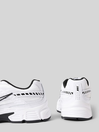 Produktfoto, Sneaker mit Logo Modell 'Initiator' von Nike, Damen Sneaker, Weiß mit schwarzen Elementen, Gummisohle, Strukturdetails, abgerundete Spitze, Schnürung, Absatzhöhe 4 cm, Schafthöhe 6 cm, Schaftweite 8 cm