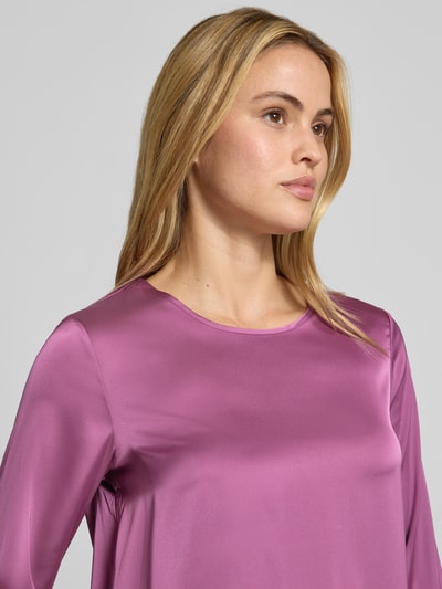 Vrouwenmodel draagt Bluse aus Satin van Rinascimento in paars Satijn, Materiaalmix met stretch, ronde hals, met lange mouwen, getailleerd pasvorm, ruglengte maat S 59 cm, mouwlengte maat S 48 cm, Nahaufnahme bovenlichaam.