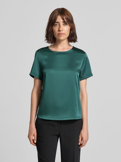 Frauenmodel trägt Regular Fit T-Shirt aus Satin Modell 'GILBERT' von Weekend Max Mara in glänzendem Grün, Rundhals, Kurzarm, Ganzkörperansicht von vorne