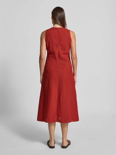 Frauenmodel trägt Shaped Fit Freizeitkleid aus reinem Leinen von Marc O'Polo, Optik: Unifarben, Midi-Länge, Ganzkörperansicht Rückansicht.
