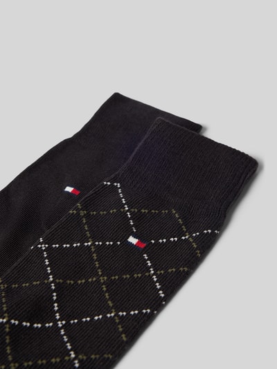 Produktfoto, schwarze Socken aus Baumwoll-Mix von Tommy Hilfiger mit Rautenmuster und Markenlogo, Herren Socken von Tommy Hilfiger