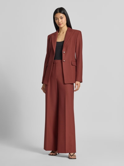 Frauenmodel trägt Regular Fit Longblazer mit Viskose-Anteil Modell 'Asmalla' von HUGO in Rostrot, glatte Textur, Ganzkörperansicht von vorne, Damen Longblazer von HUGO.