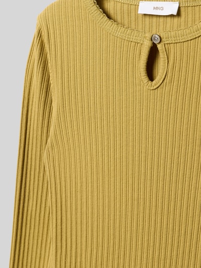 Produktfoto, Longsleeve mit Muschelsaum Modell 'PISTACHO' von Mango aus Baumwoll-Mix in Pistaziengrün, feine Rippenstruktur, Knopfverschluss am Rundhalsausschnitt, gerader Schnitt