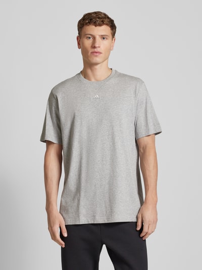 ADIDAS SPORTSWEAR T-Shirt mit Label-Stitching Mittelgrau Melange 4