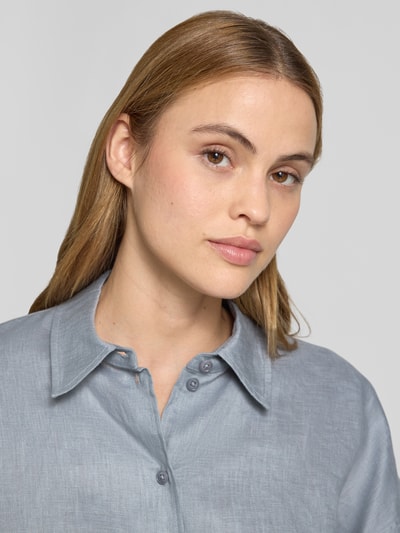 Vrouwenmodel draagt Boxy Fit linnen blouse model 'YARIKA' van Drykorn in lichtgrijs met overhemdkraag, zuiver linnen, 1/2-mouwen, Nahaufnahme bovenlichaam. Ruglengte maat 36: 56 cm, mouwlengte maat 36: 32 cm.