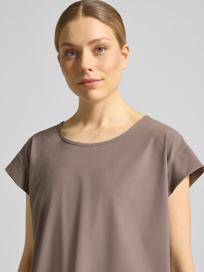 Frauenmodel trägt Damen T-Shirt mit Rundhalsausschnitt von Raffaello Rossi in taupe, Relaxed-Fit, Material-Mix mit Stretch-Anteil, Nahaufnahme Oberkörper. Modell 'GRIT', Rückenlänge in Größe 36: 59 cm.