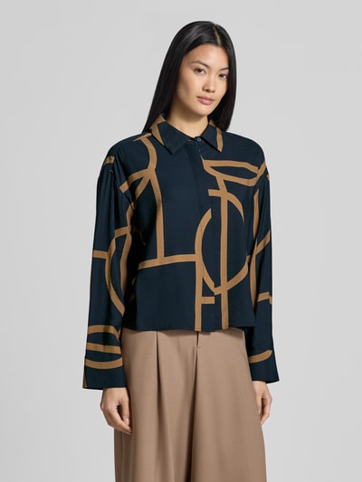 Vrouwenmodel draagt blouse met lange mouwen uit viscosemix model 'Fordoa' van OPUS met grafisch patroon in donkerblauw en beige, dames, voorkant hele lichaam