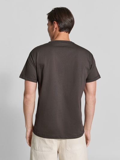 Männermodel trägt Regular Fit T-Shirt aus reiner Baumwolle von Diesel in Dunkelbraun, glatte Textur, Rückansicht, Ganzkörperansicht Rückansicht. Rückenlänge bei Größe M: 72 cm, Kurzarm, Rundhalsausschnitt, dezentes Logo-Detail.