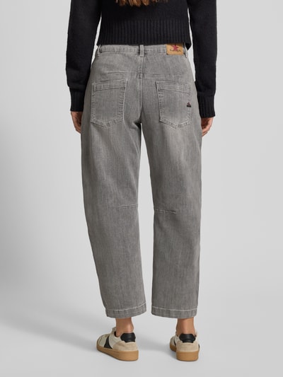 Frauenmodel trägt Barrel Jeans mit Eingrifftaschen von Buena Vista in Grau, Used-Look, Baumwoll-Viskose-Mix, Ganzkörperansicht Rückansicht.